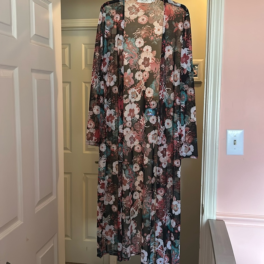Long light weight floral duster size Large can fit size XL